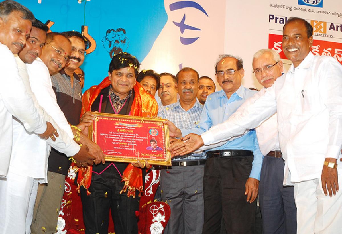 Sumadhura Kalaniketan members and others felicitating actor Ali at Tummalapalli Kalakshetram in Vijayawada
